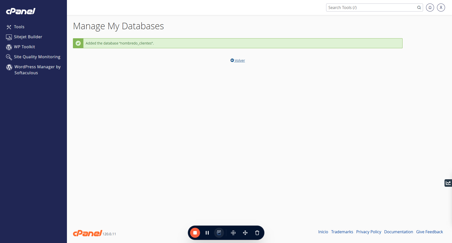 El mensaje en verde significa que ya está creada. Para volver a la página de administración de bases de datos, haz click en Volver.